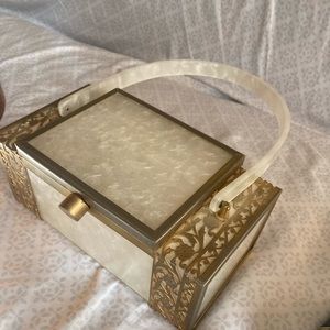 I’m unable to remove this listing. This is no loner available. Sorry